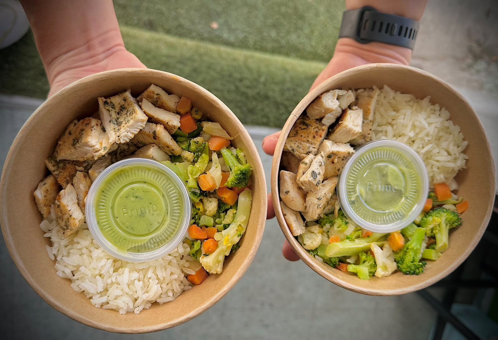 Bowl de pollo con arroz, verduras y aguacate