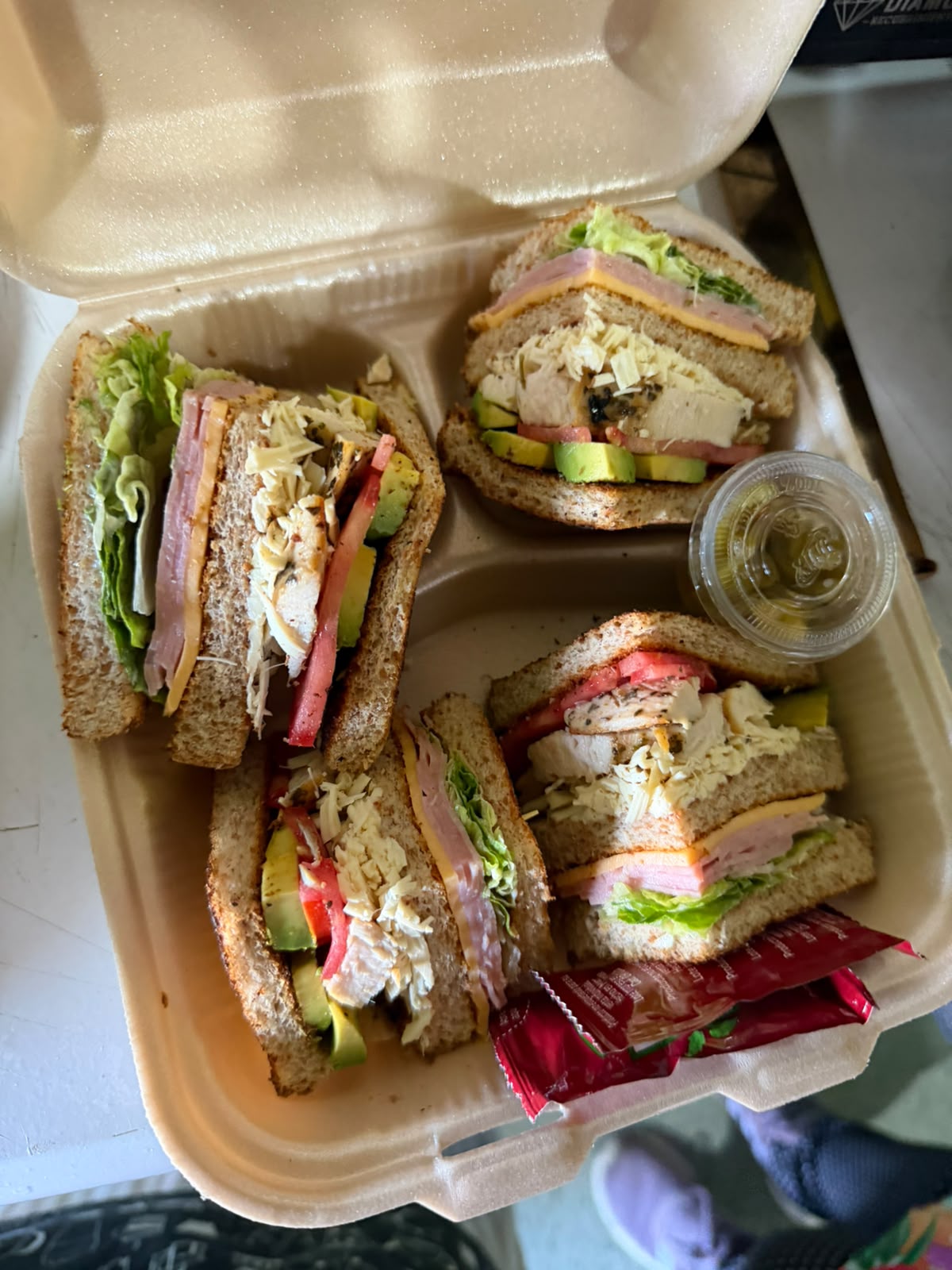 Club sandwich casero de La Lonchería con jamón, queso amarillo, quesillo y pechuga a la plancha