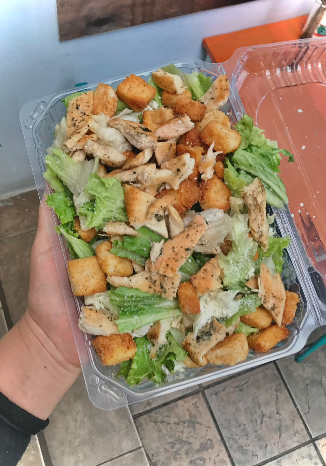 Ensalada César con pollo a la plancha y crutones