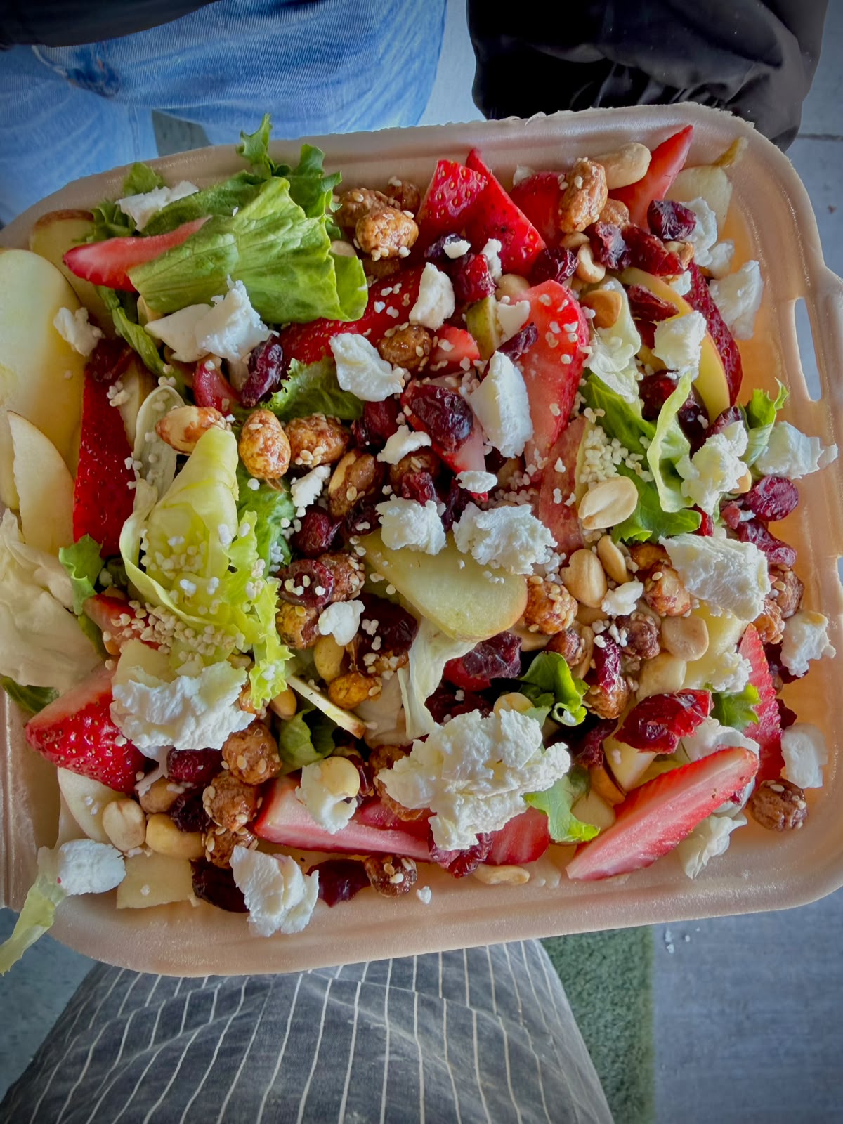 Ensalada Sweet con fresas, arándanos y queso de cabra