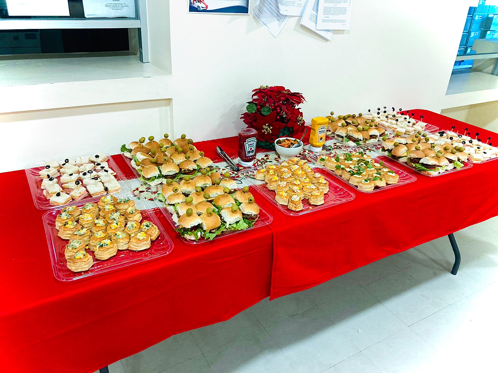 Buffet con sliders, canapés y bocadillos variados para un evento corporativo