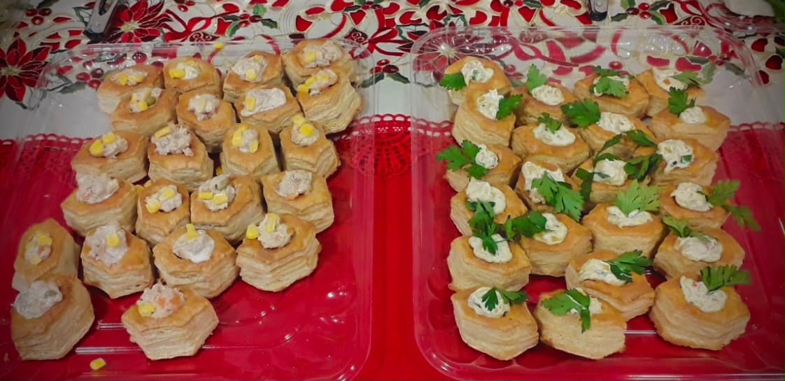 Charolas de canapés navideños rellenos de atún y queso crema