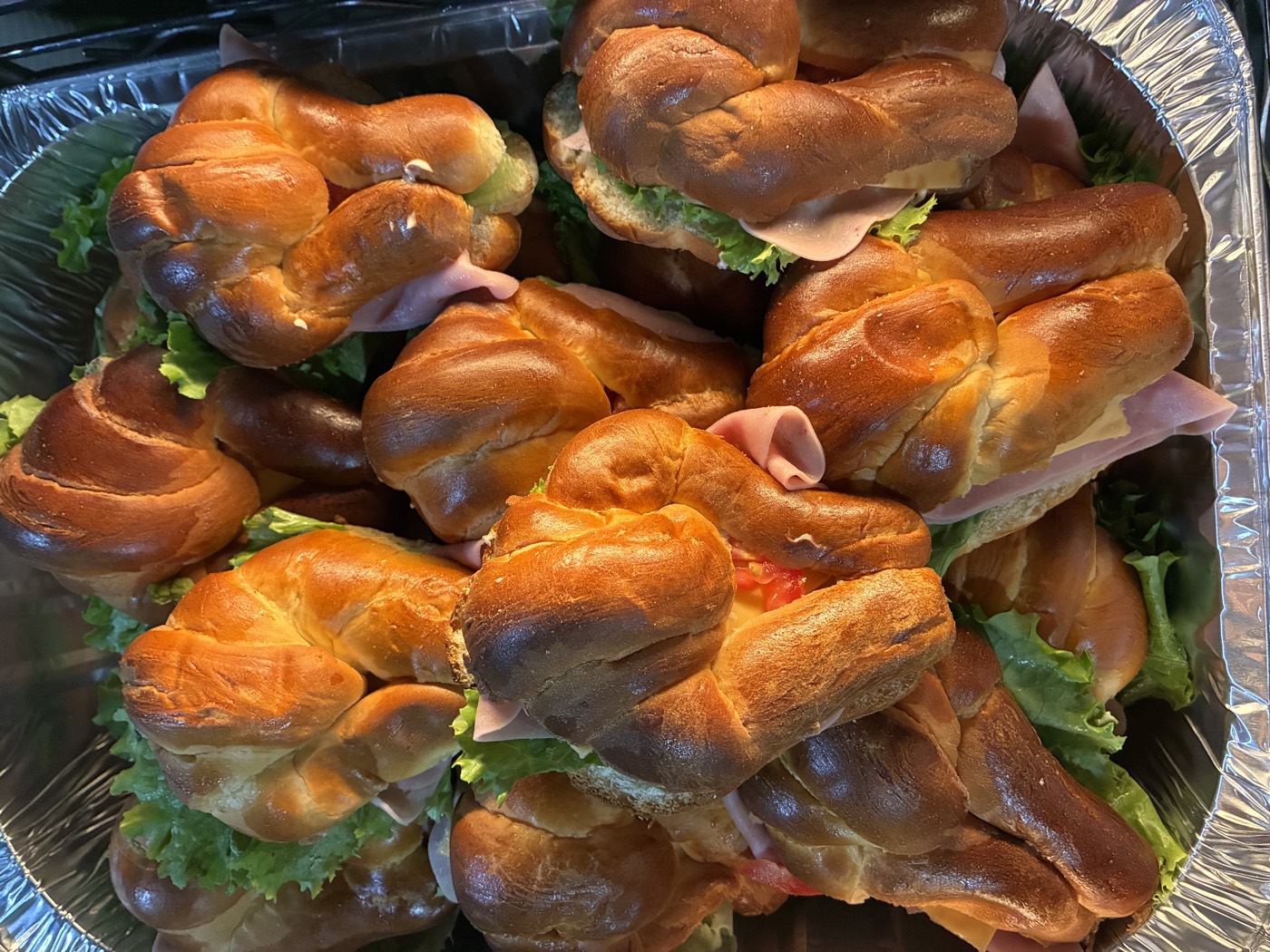 Charola de cuernitos rellenos de jamón, queso, lechuga y jitomate