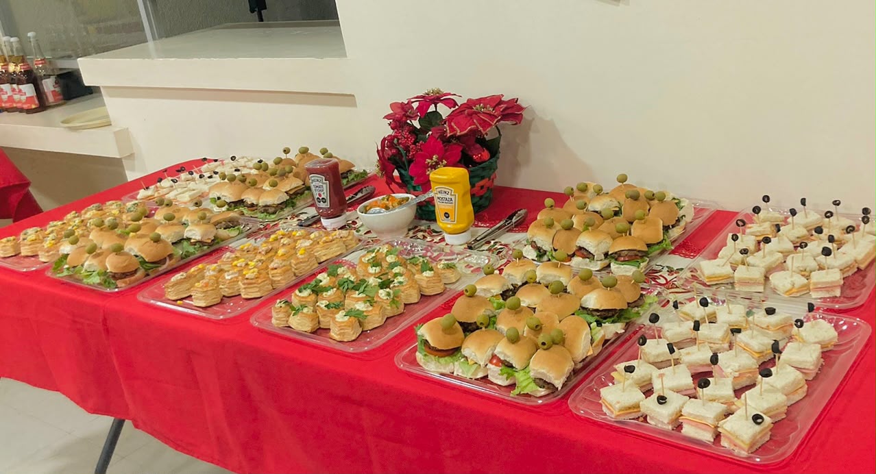 Mesa de sliders, canapés y mini sándwiches decorada para una celebración
