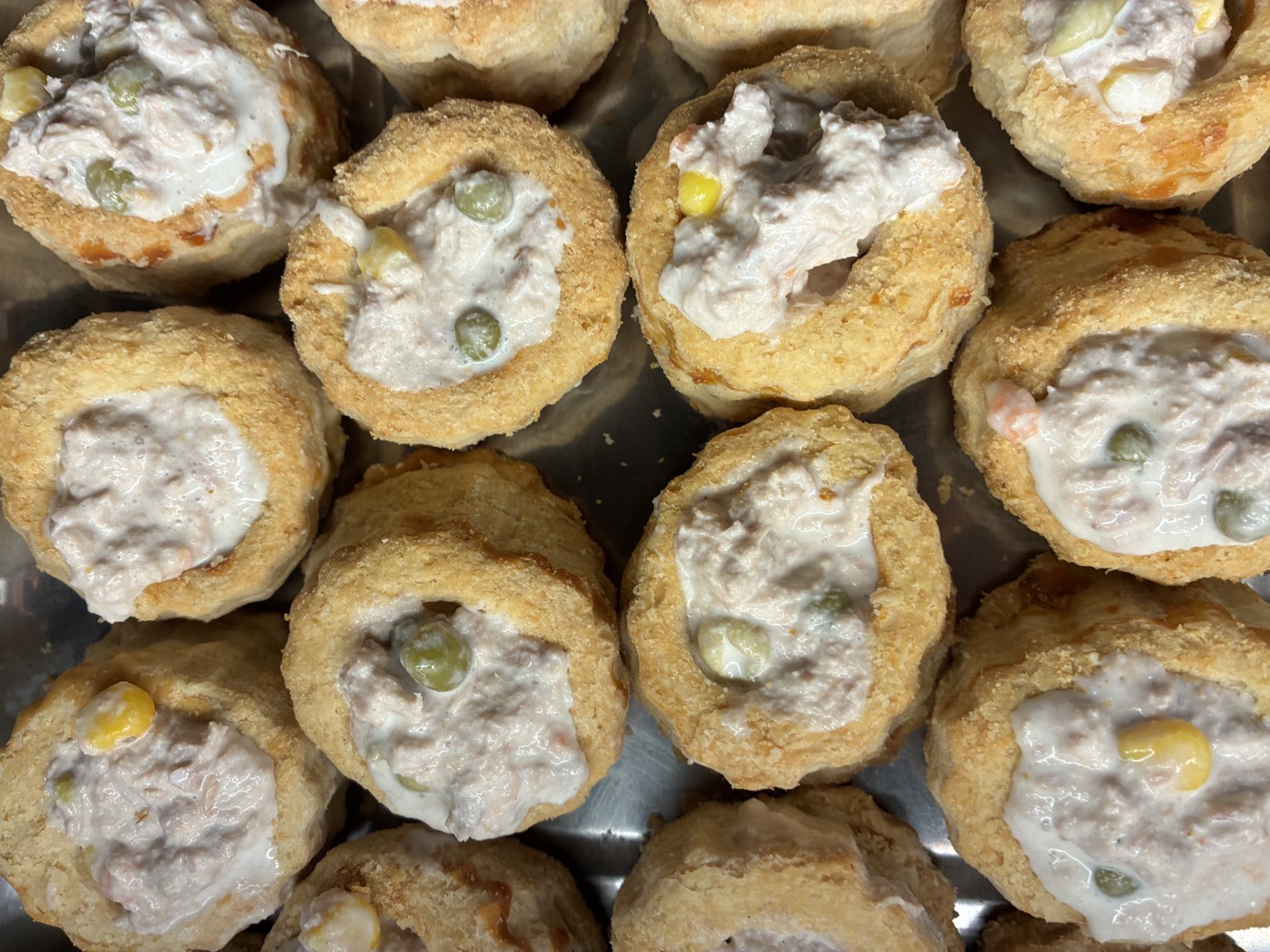 Canapés de hojaldre rellenos de ensalada de atún con chícharo y elote